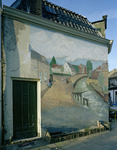 62145 Gezicht op de muurschildering Knollenbrugop de aan de Brugstraat gelegen gevel (voorgrond) van het huis ...